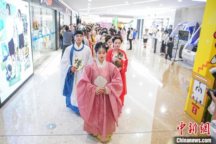 图为广西南宁汉服爱好者身着传统服饰进行巡游。　陈冠言 摄