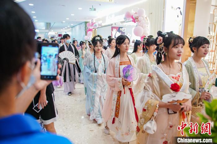 图为广西南宁汉服爱好者身着传统服饰进行巡游。　陈冠言 摄