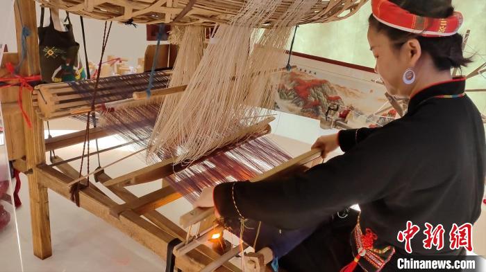 图为“织女”们用竹笼机织壮锦。 张广权 摄 图为“织女”们用竹笼机织壮锦。 张广权 摄
