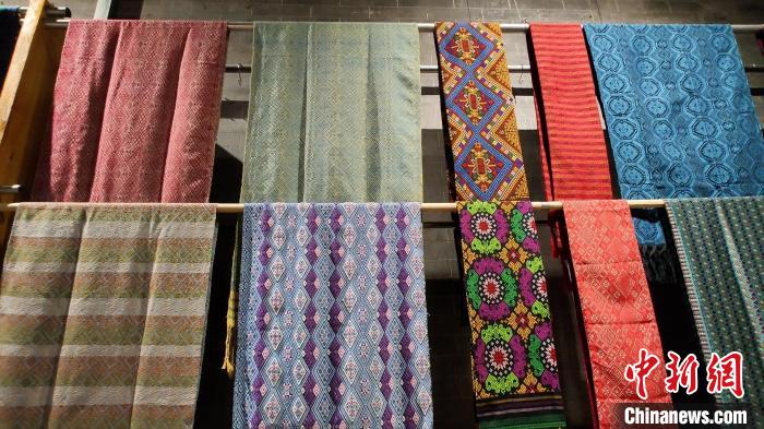 图为壮锦。 张广权 摄 图为壮锦。 张广权 摄