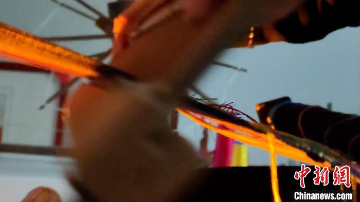 图为“织女”们用竹笼机织壮锦。 张广权 摄 图为“织女”们用竹笼机织壮锦。 张广权 摄