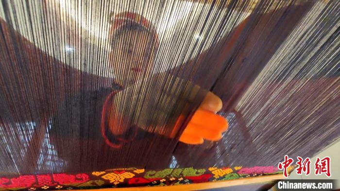 图为“织女”们用竹笼机织壮锦。 张广权 摄 图为“织女”们用竹笼机织壮锦。 张广权 摄