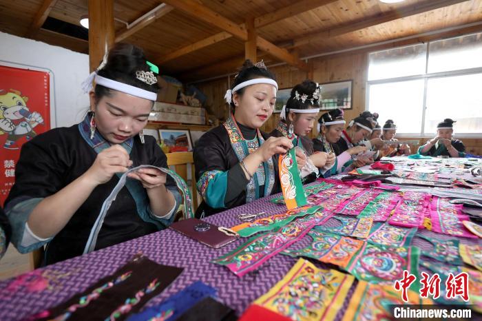 图为侗家绣娘在刺绣。　石玉岑 摄