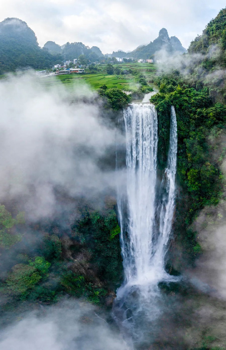 相机类二等奖作品《通天仙瀑》。甘邵明摄