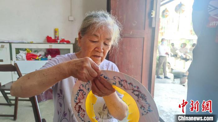 旧州景区手艺人黄肖琴在进行刺绣。　王以照 摄