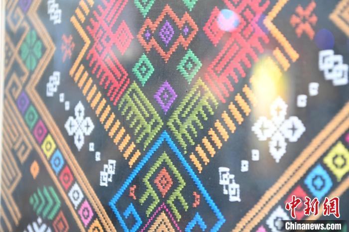 传统织布机织制的布匹。　王以照 摄