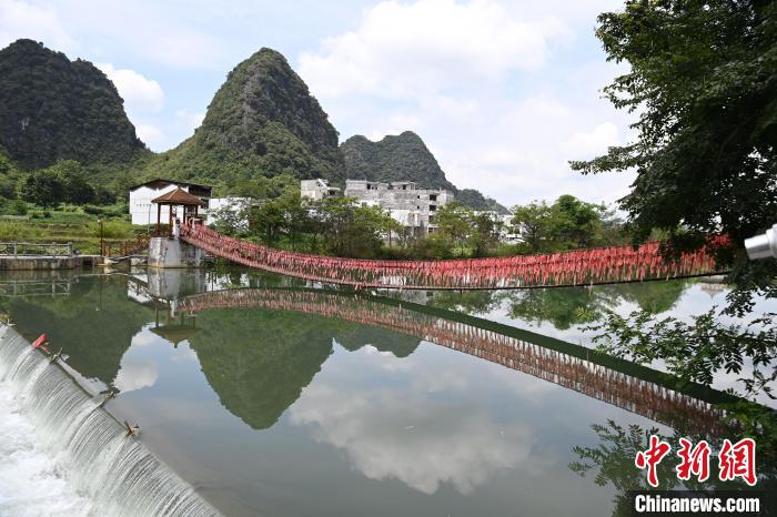 当地民众用于河面通行的铁索桥已经成为景点。　王以照 摄