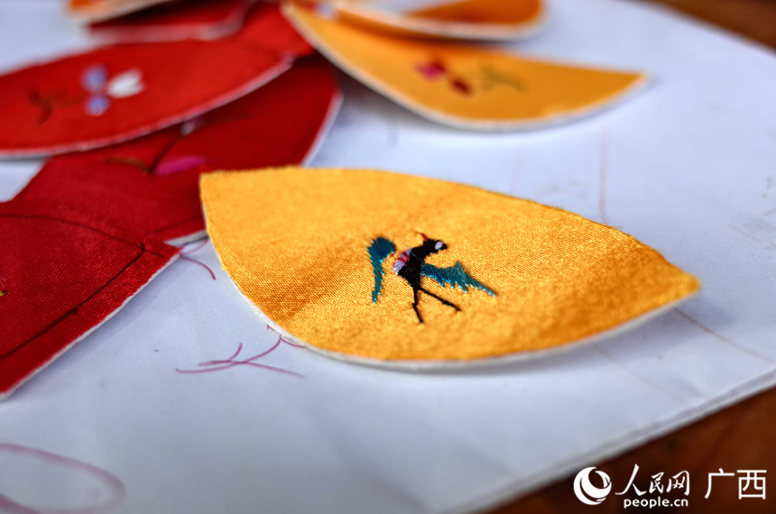 靖西旧州是中国绣球之乡,许多妇女都会制作绣球。人民网 覃心摄