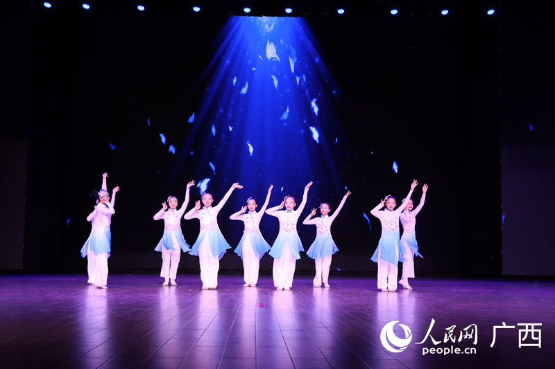 图为柳州“东方梦工场”狂欢艺术节文艺演出。人民网 付华周摄