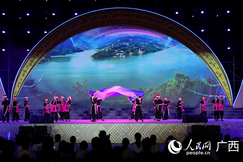 舞蹈瑶族《打蓝靛》。人民网付华周摄