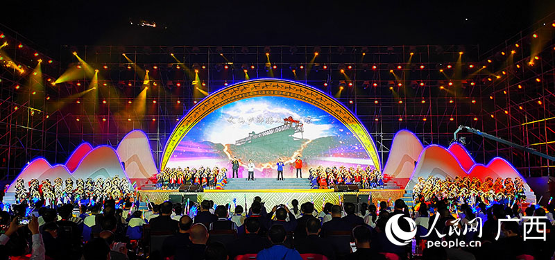 歌曲演唱《壮志雄心》。人民网付华周摄