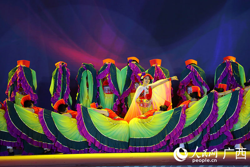 舞蹈《秀美七彩裙》。人民网付华周摄