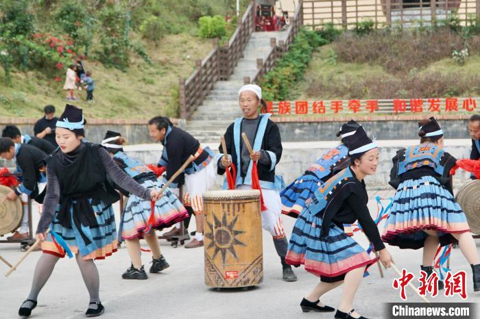 白裤瑶居民正在跳“猴棍舞”。 韦国政 摄 白裤瑶居民正在跳“猴棍舞”。 韦国政 摄