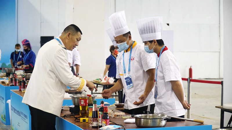 评委跟参赛代表交流。何善权摄