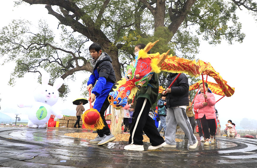 孩子们在学习舞龙灯。阳海翔摄