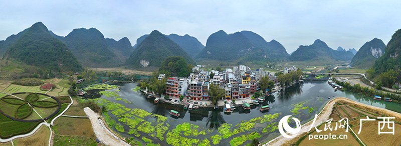 村庄、田园、镜湖、古桥相互衬映,构成一幅多姿多彩的山水画卷。人民网 付华周摄 村庄、田园、镜湖、古桥相互衬映,构成一幅多姿多彩的山水画卷。人民网 付华周摄