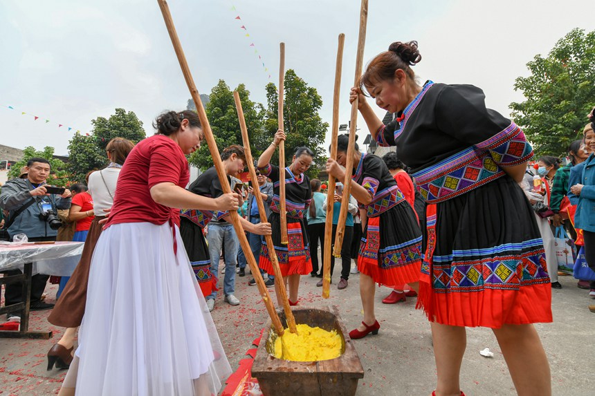 现场体验舂糍粑。