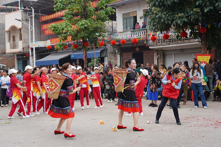 丢绣球游戏环节。