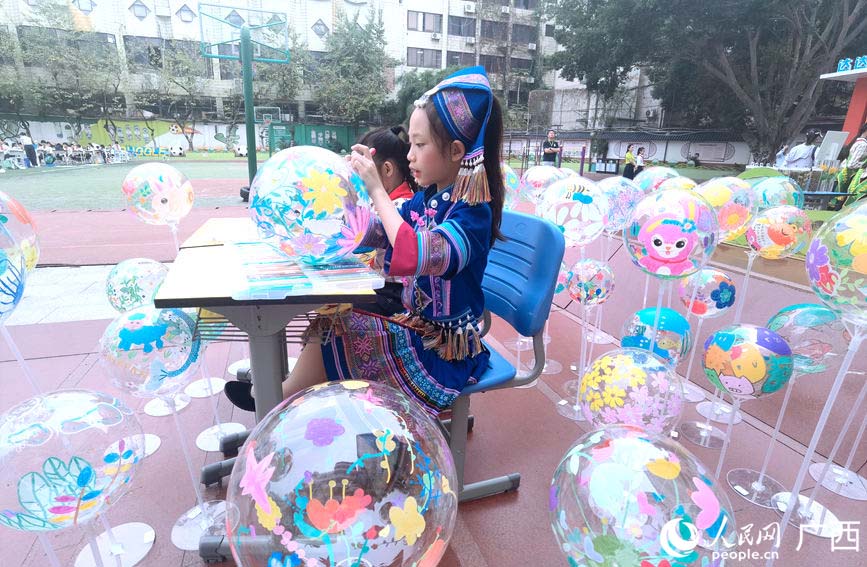 学生在波波球上画画。人民网记者 陈燕摄 学生在波波球上画画。人民网记者 陈燕摄