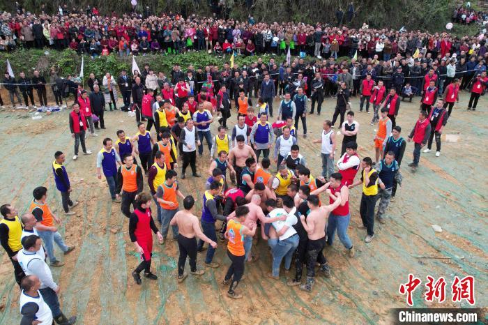 图为民众正在激烈地“抢花炮”。　谭凯兴 摄