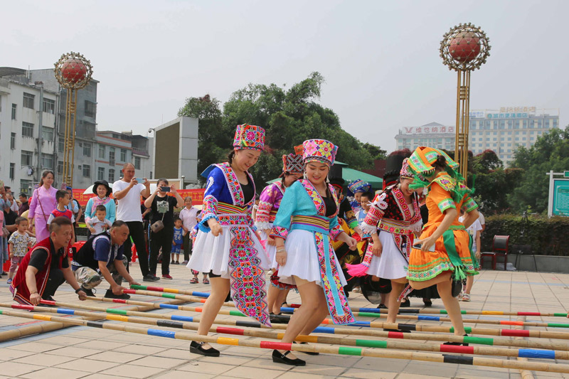 图为跳竹竿舞。刘冰摄