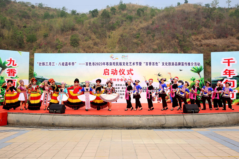 图为民族服饰展示。刘冰摄