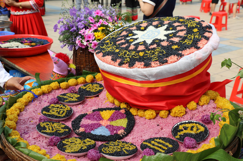 图为五色糯米饭作品展示。黄蓝莹摄