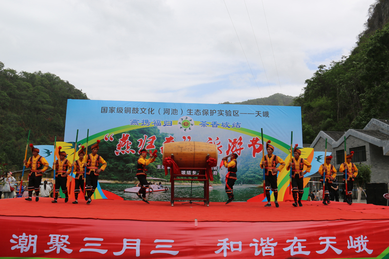 民俗文艺表演。范进摄