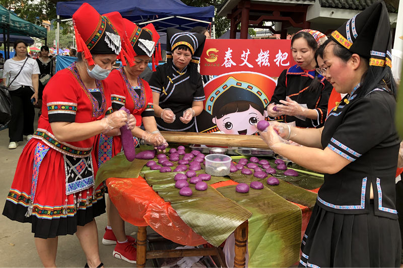 便民在做糍粑。