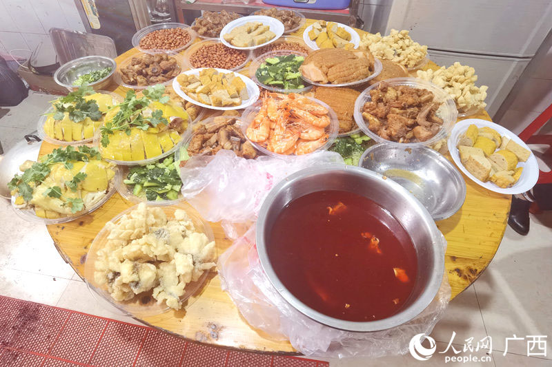 丰盛的菜肴。人民网记者 陈燕摄