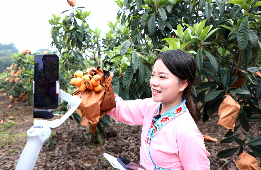 一名网红主播正在直播带货。