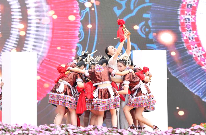  歌舞剧《苗家女娃》。黄云摄