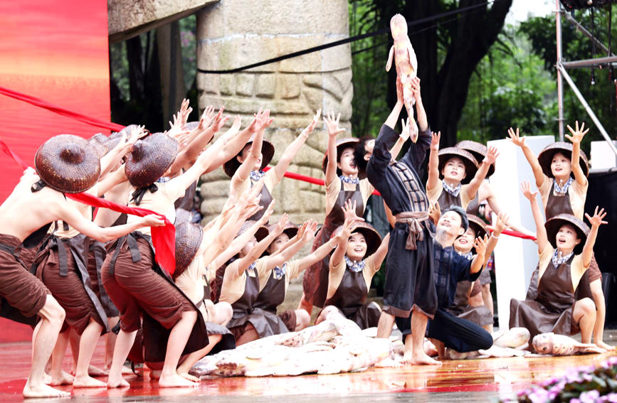 舞蹈《“鱼”您有约》。黄云摄