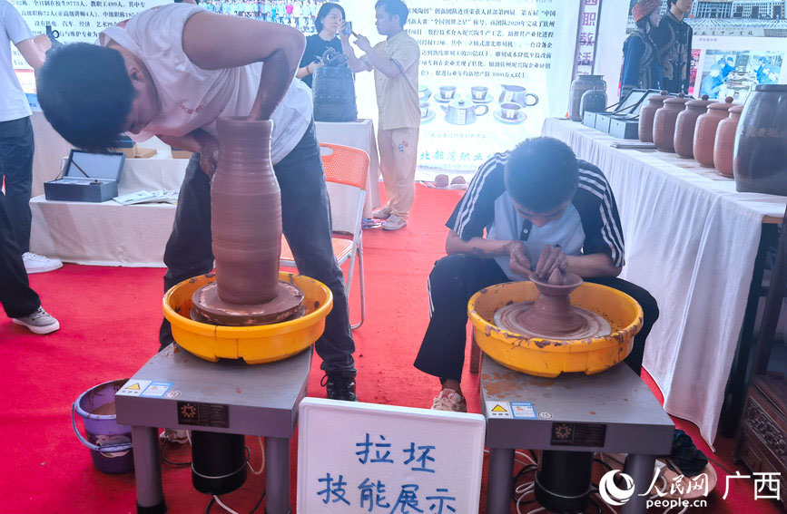 北部湾职业技术学校进行拉坯技能展示。人民网记者 陈燕摄