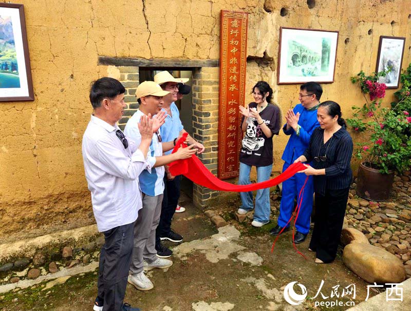 露圩初中非遗传承·水彩留韵研究工作室揭牌。人民网 黄子婧摄