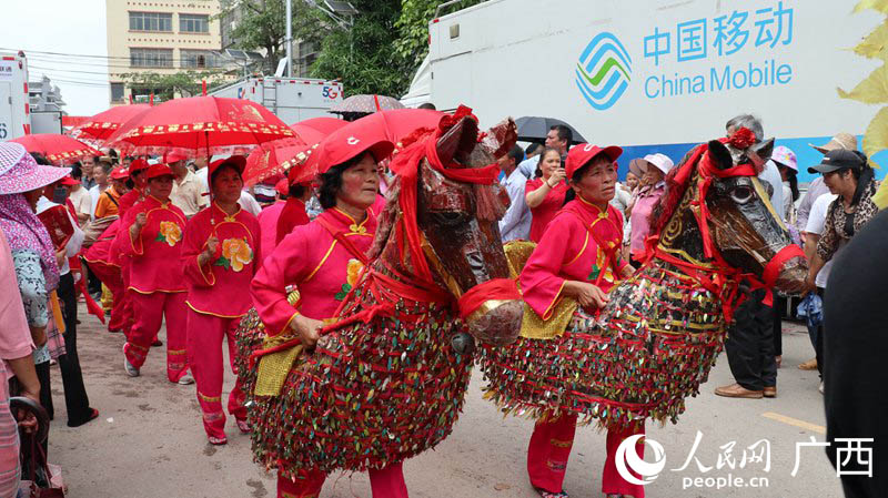 巡游表演。人民网 黄子婧摄