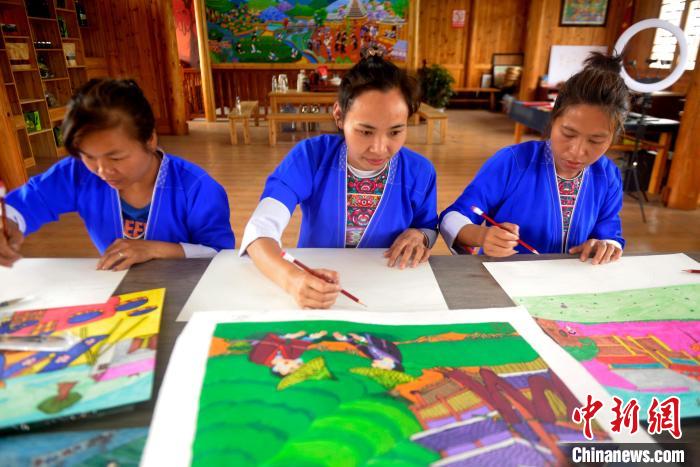 图为学员认真作画。 滚亿忠 摄 图为学员认真作画。 滚亿忠 摄