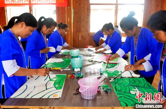 图为学员练习上色。 滚亿忠 摄 图为学员练习上色。 滚亿忠 摄