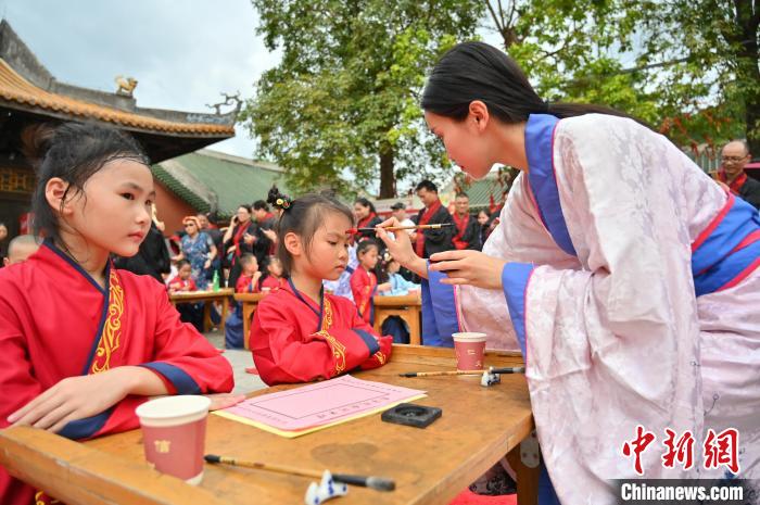 老师为小朋友朱砂开智。 俞靖 摄 老师为小朋友朱砂开智。 俞靖 摄