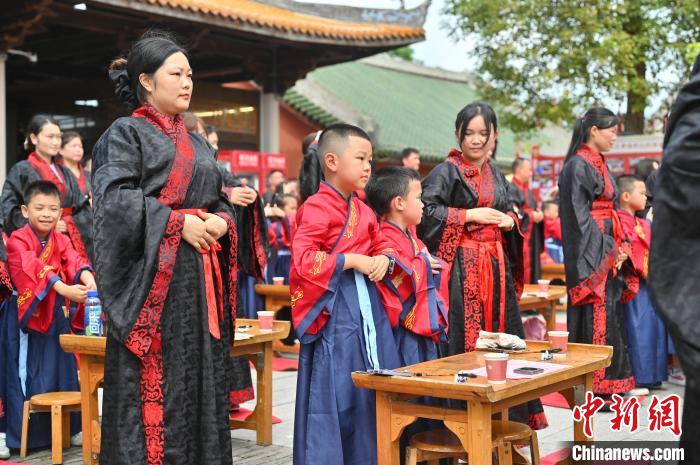 家长与小朋友学习礼仪。 俞靖 摄 家长与小朋友学习礼仪。 俞靖 摄