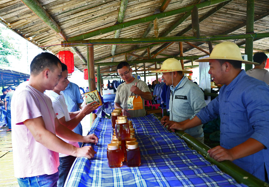 旅游购物区展示地方特色美食。杨必盛摄
