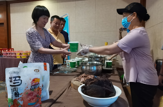 在桂林米粉产业发展促进会成立大会现场进行的米粉品尝。张晓摄