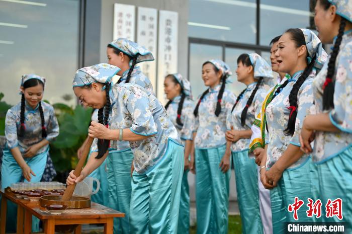 图为客家擂茶表演。　俞靖 摄