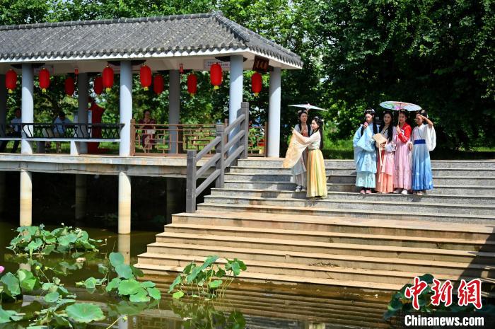 图为汉服爱好者游园赏花。　俞靖 摄