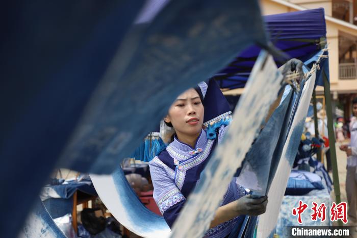 民众现场制作各种款式的壮族服饰。 陆原令 摄 民众现场制作各种款式的壮族服饰。 陆原令 摄