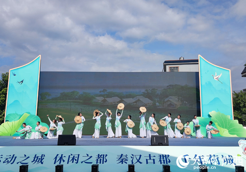 舞蹈表演。人民网记者 王勇摄