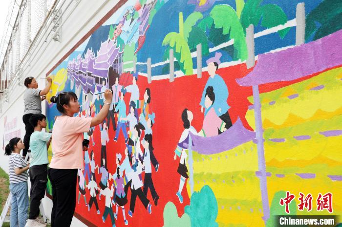 三江侗族农民画题材鲜明，反映乡村生活，宣传乡风文明。　龚普康 摄