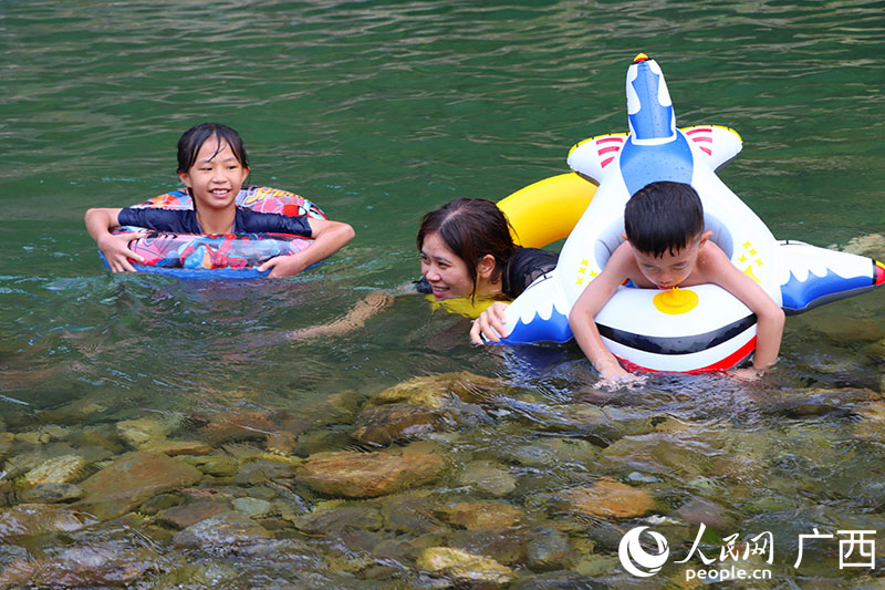 人们在英俊大峡谷戏水。人民网 付华周摄