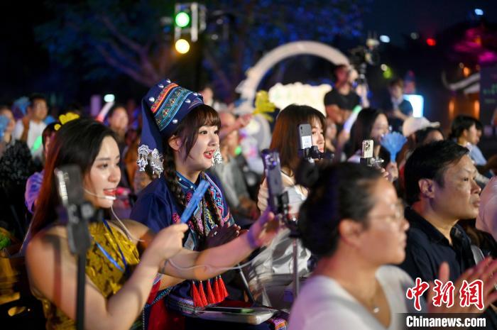 图为主播身着壮乡民族服饰直播推介民歌表演。&nbsp;俞靖 摄