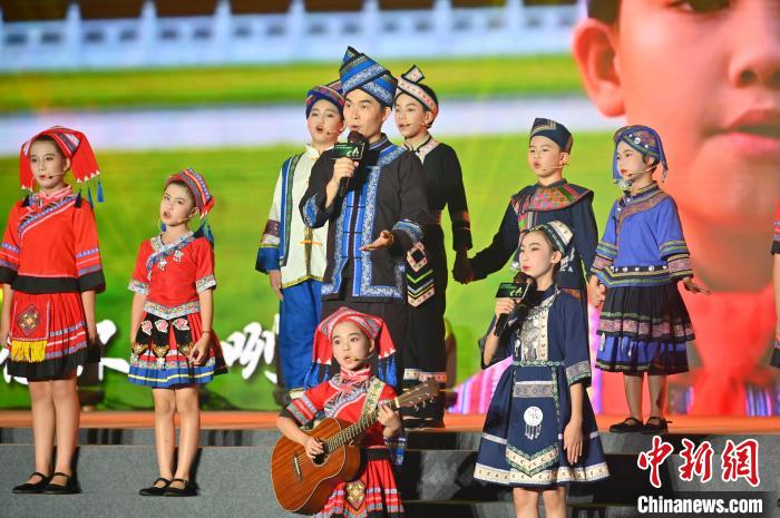 图为山歌少年演唱歌曲《心中的歌献给党》。&nbsp;俞靖 摄